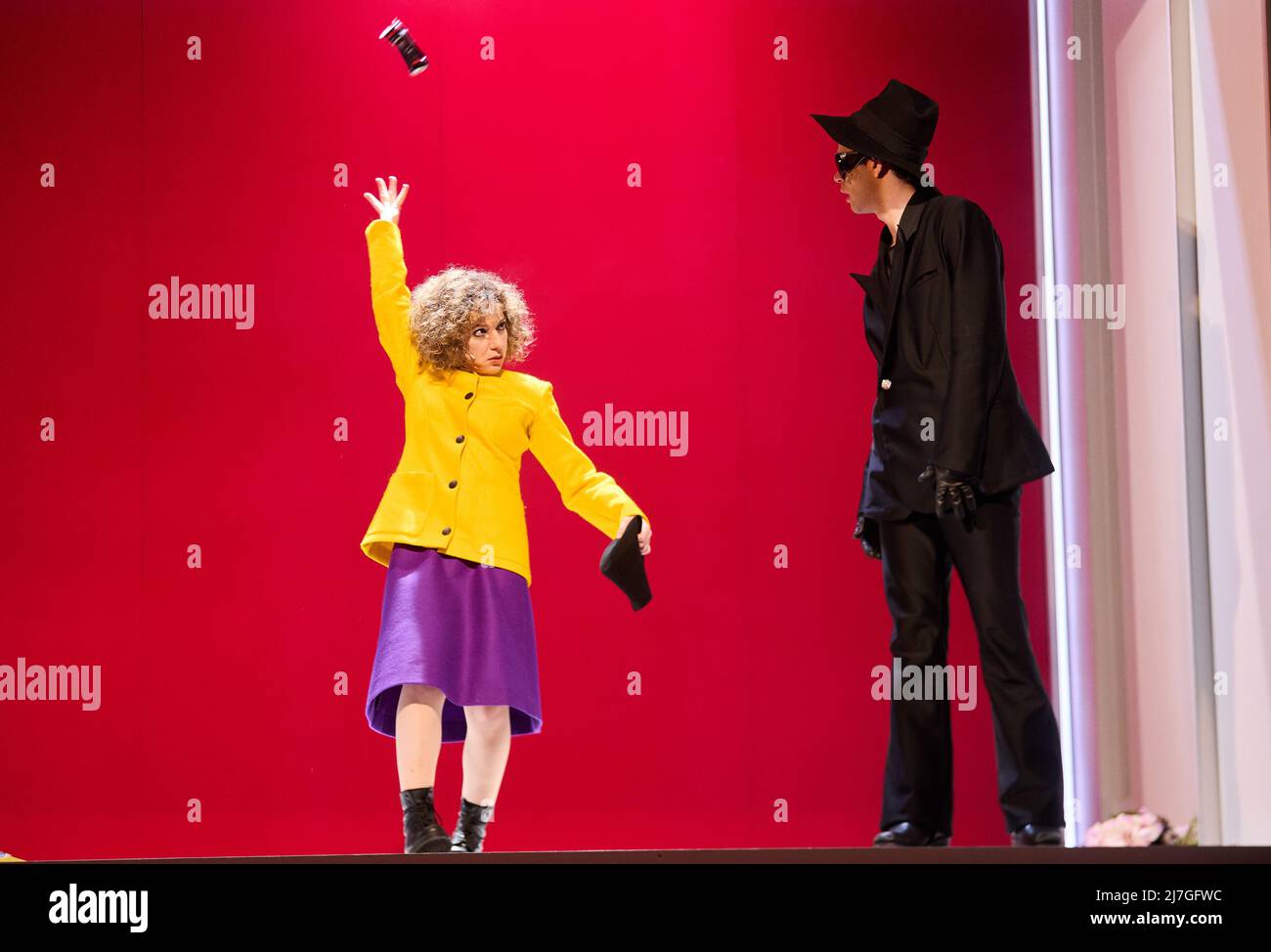 Berlin, Allemagne. 09th mai 2022. Sophia Euskirchen en tant que Lilian Holiday et Gabriel Schneider en tant que Bill Cracker star dans la pièce « Happy End » lors d'une répétition de photos au Renaissance Theatre. La soirée d'ouverture aura lieu le vendredi 13 mai 2022 à 7 h 30. Crédit : Annette Riedl/dpa/Alay Live News Banque D'Images