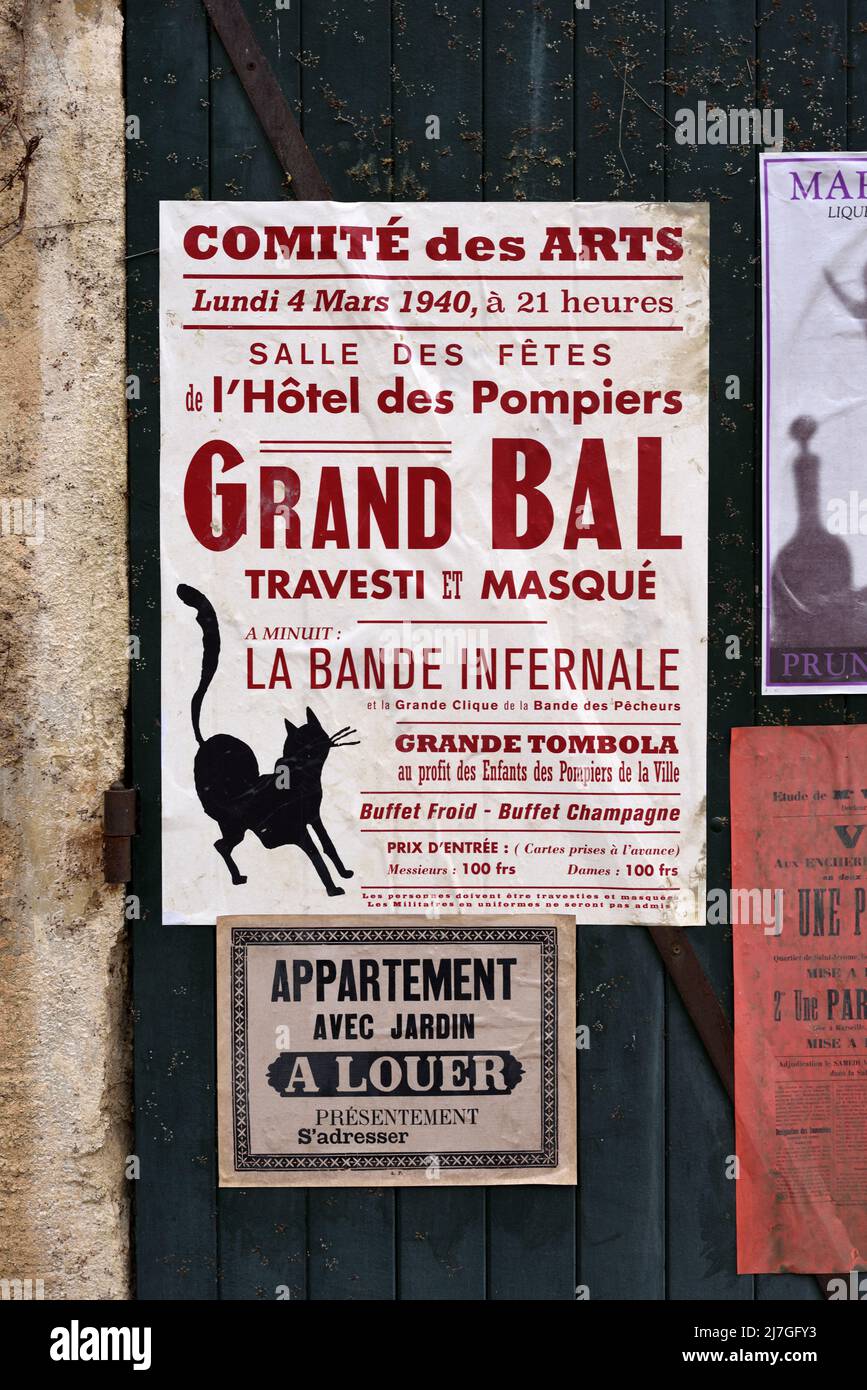 Affiche vintage ou ancienne publicité (4 mars 1940) pour Grand Bal, Village ball, Bal masqué ou fête transvestite dans les salles des fêtes de France Banque D'Images