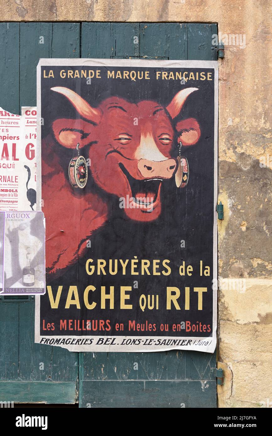 Affiche ancienne ou annonce ancienne (c 1940) du fromage de vache ou de vache folle ou de vache folle qui rit Gruyère (sur l'ancienne obturation verte à Aix-en-Provence, France) Banque D'Images