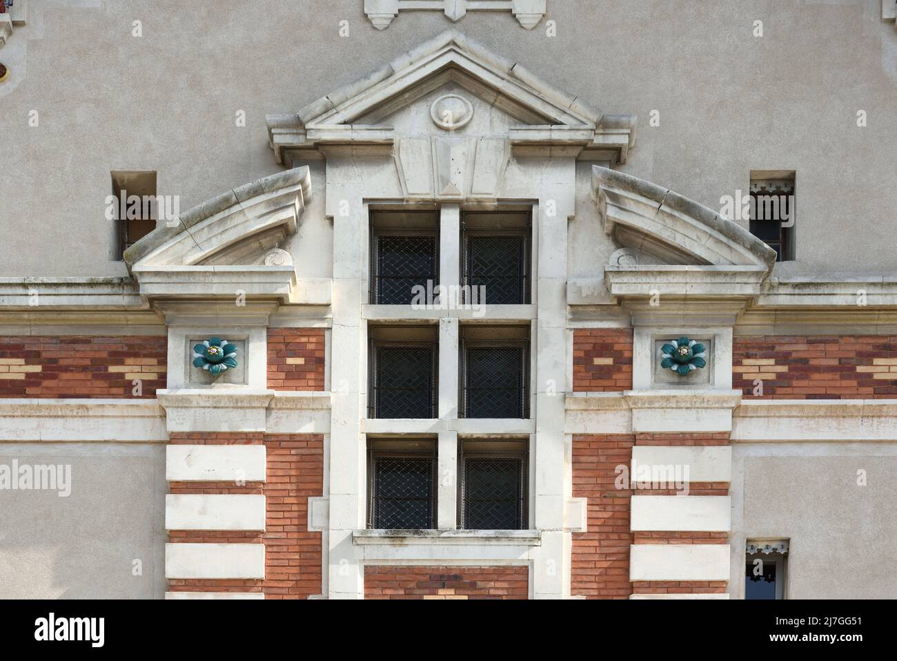 Belle époque fenêtre et détails architecturaux de la façade du Château Giraud (1882-83) par Alexandre Emile Auburtin l'Isle-sur-la-Sorgue Vaucluse France Banque D'Images