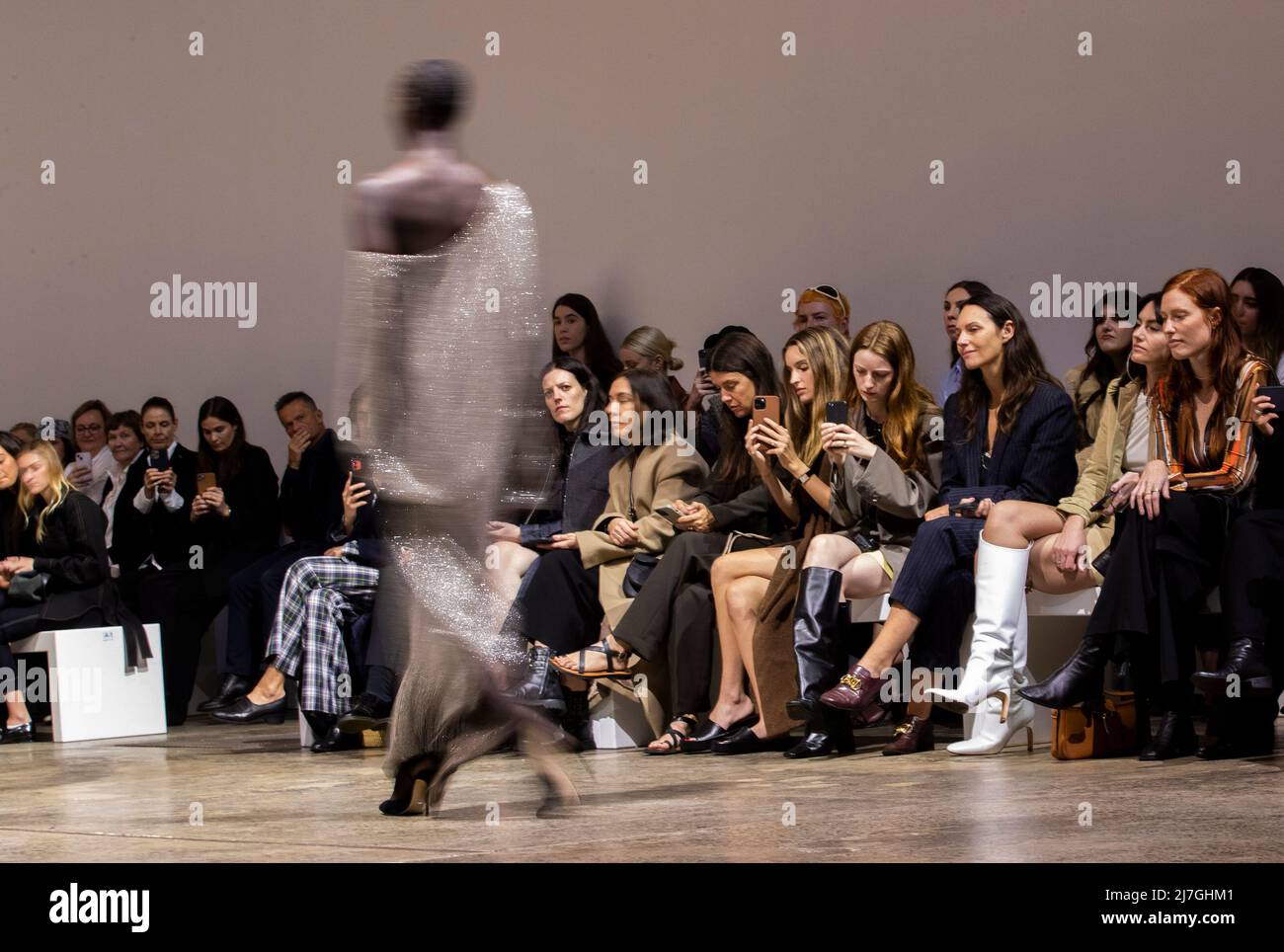 Sydney, Australie. 9th mai 2022. Un mannequin marche sur une passerelle pendant la Afterpay Australian Fashion week (AAFW) à Sydney, en Australie, le 9 mai 2022. L'AAFW a démarré lundi avec une série de marques locales présentant leurs collections de stations balnéaires à Sydney. Credit: Bai Xuefei/Xinhua/Alay Live News Banque D'Images