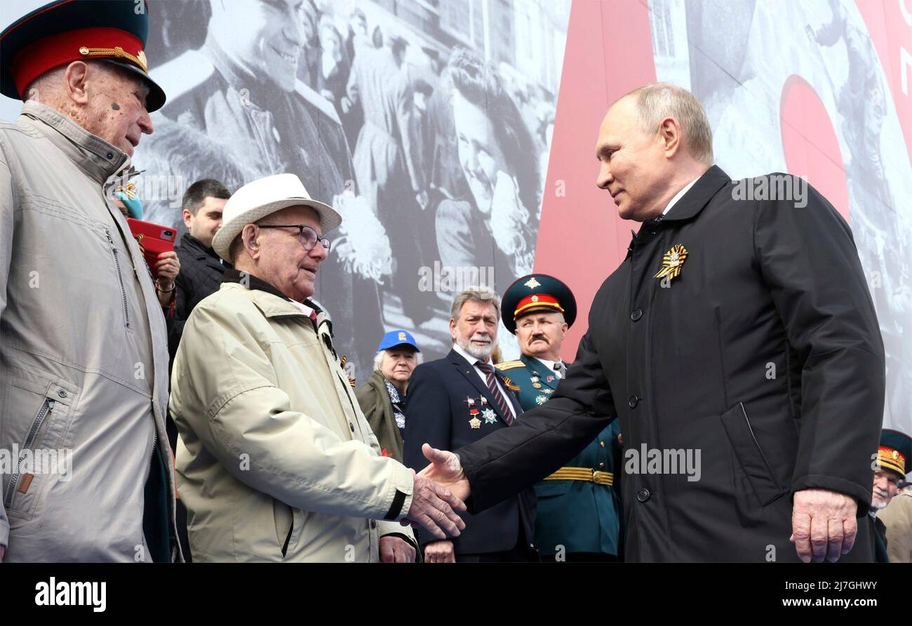 Moscou, Russie. 09th mai 2022. Le président russe Vladimir Poutine serre la main avec des anciens combattants au début du défilé militaire annuel du jour de la victoire 77th célébrant la fin de la Seconde Guerre mondiale sur la place Rouge, le 9 mai 2022 à Moscou, en Russie. Credit: Mikhail Metzel/Kremlin Pool/Alamy Live News Banque D'Images