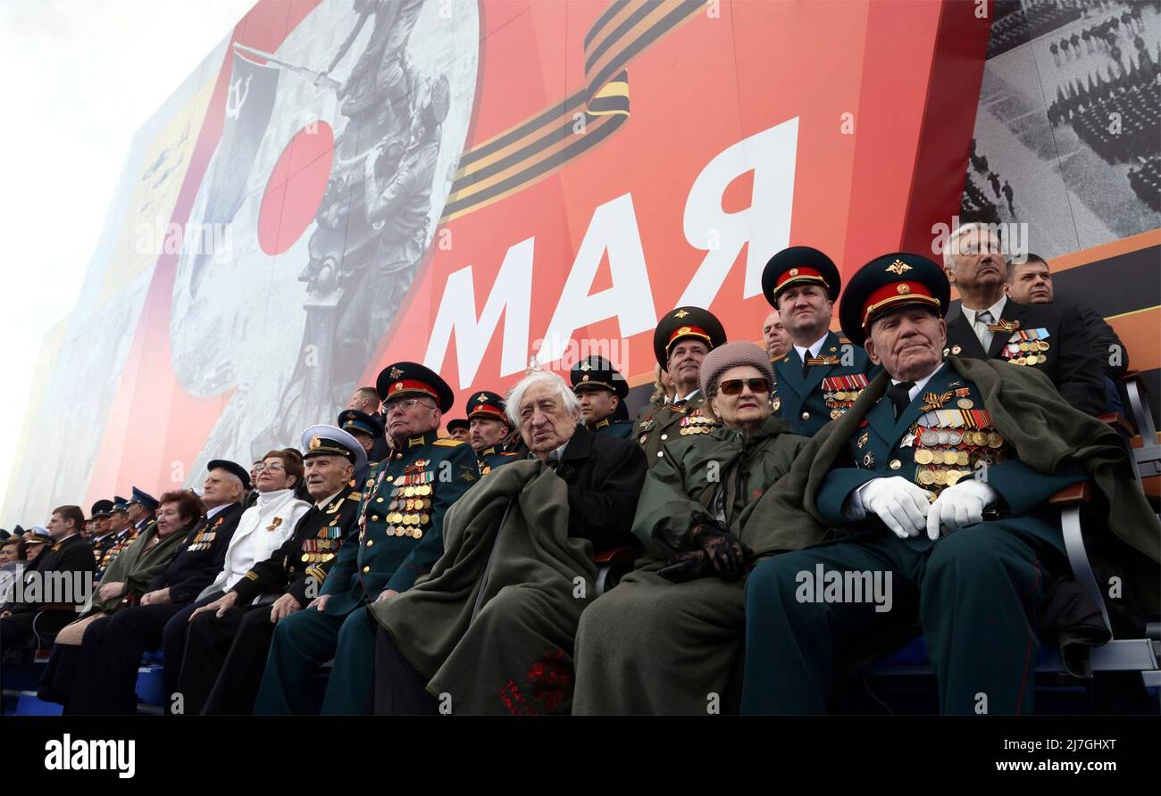 Moscou, Russie. 09th mai 2022. Des invités et des anciens combattants honorés regardent le défilé militaire annuel du jour de la victoire 77th célébrant la fin de la Seconde Guerre mondiale sur la place Rouge, le 9 mai 2022 à Moscou, en Russie. Credit: Mikhail Metzel/Kremlin Pool/Alamy Live News Banque D'Images