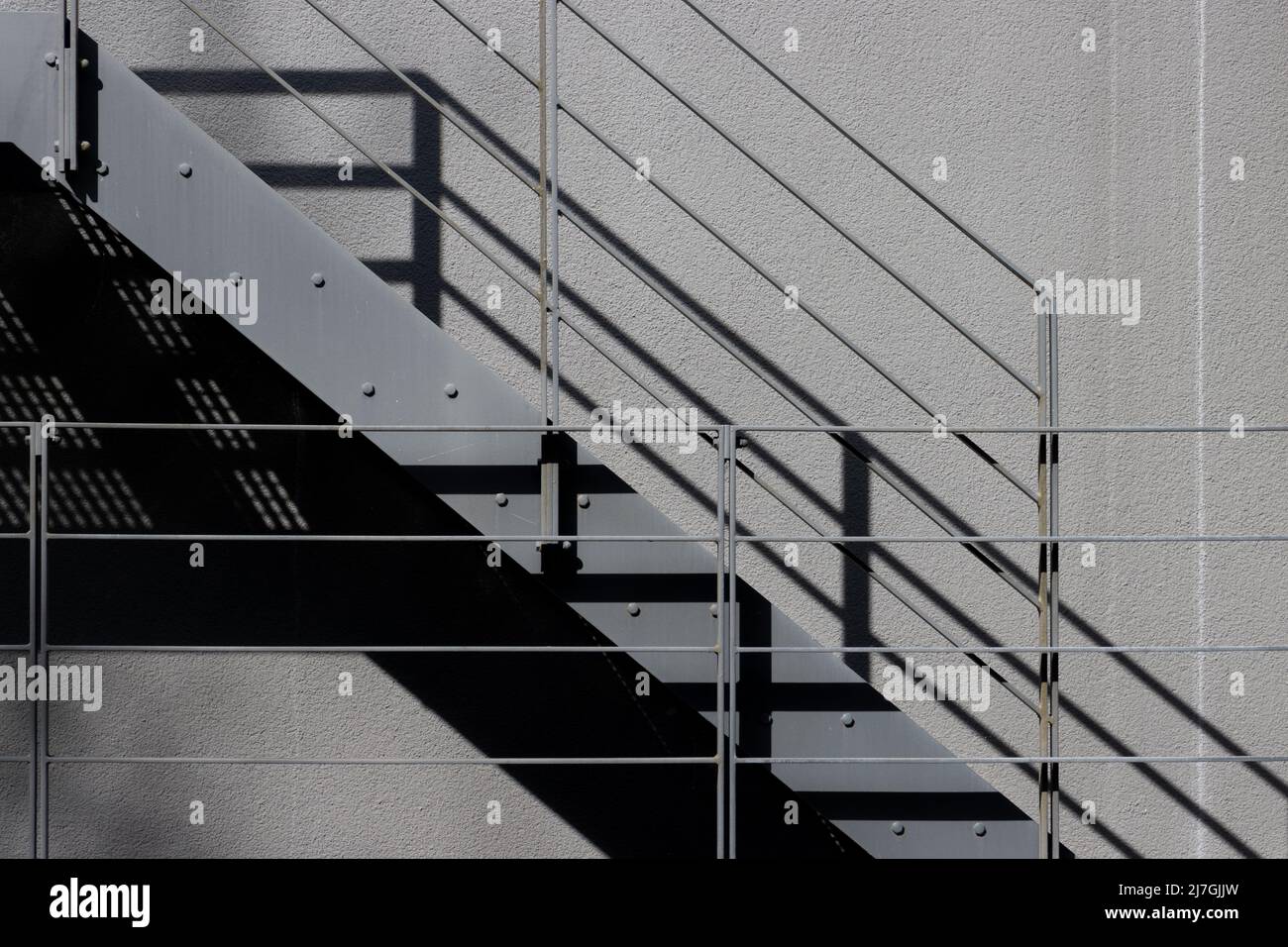 Escalier en acier à l'extérieur d'un mur Banque D'Images
