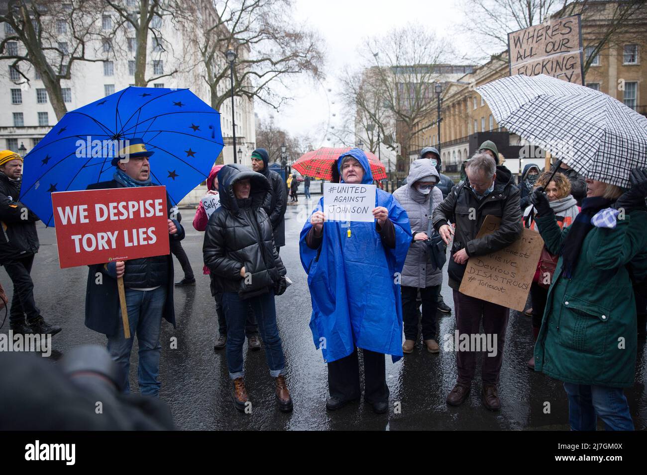 Les participants contre le gouvernement actuel du Parti conservateur se réunissent lors de leur rassemblement de reprise de la démocratie unie contre Johnson dans le centre de Londres. Banque D'Images