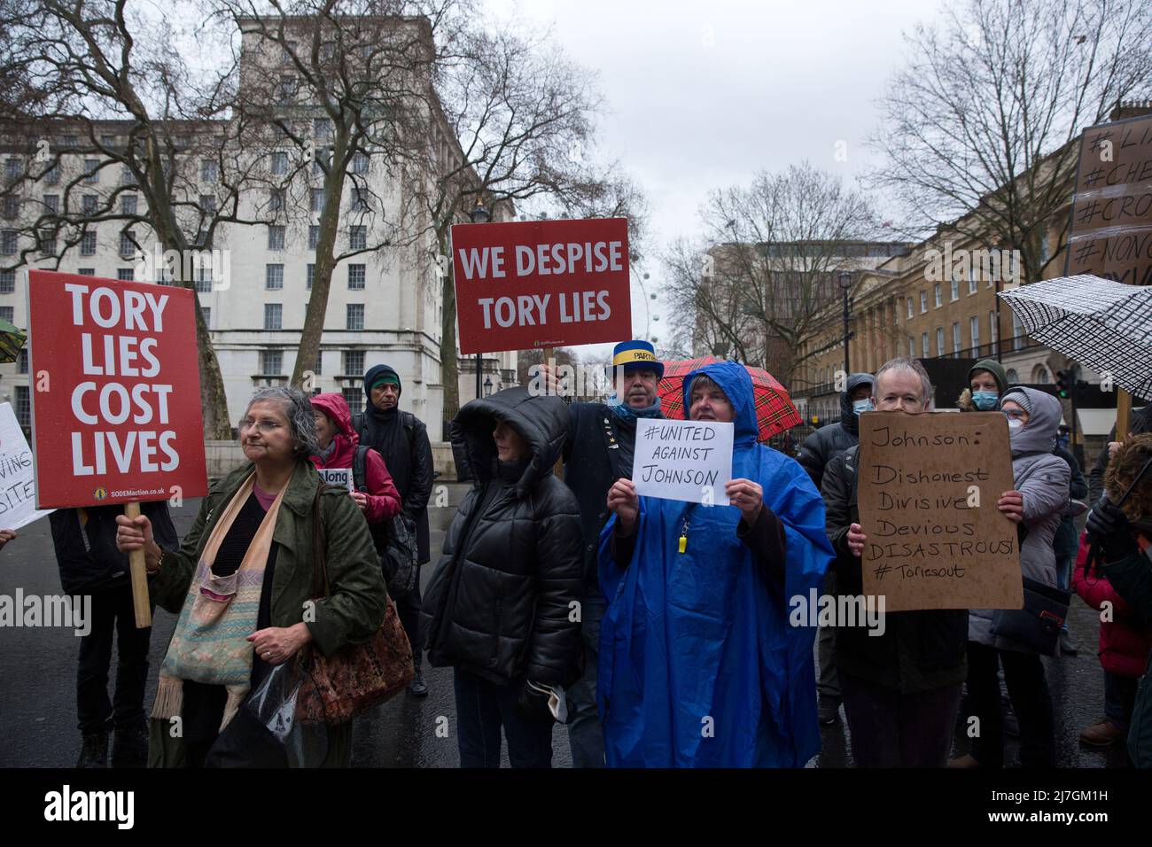 Les participants contre le gouvernement actuel du Parti conservateur se réunissent lors de leur rassemblement de reprise de la démocratie unie contre Johnson dans le centre de Londres. Banque D'Images