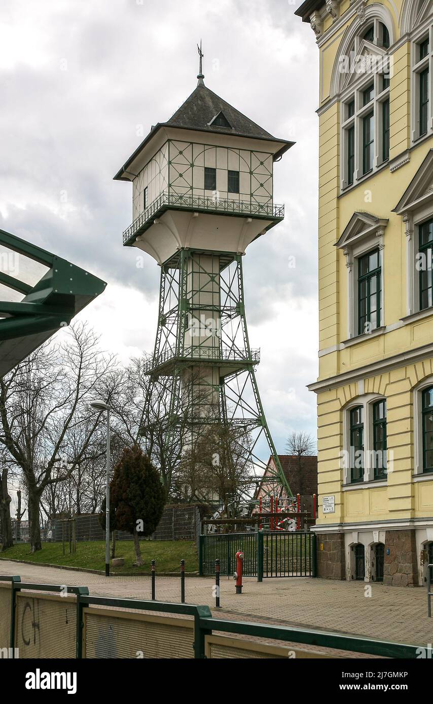 Groitzsch Sachsen Wasserturm Bildnr 1109 erbaut 1903-04 Höhe 45 m bis heute in Betrieb rechts Schule Banque D'Images