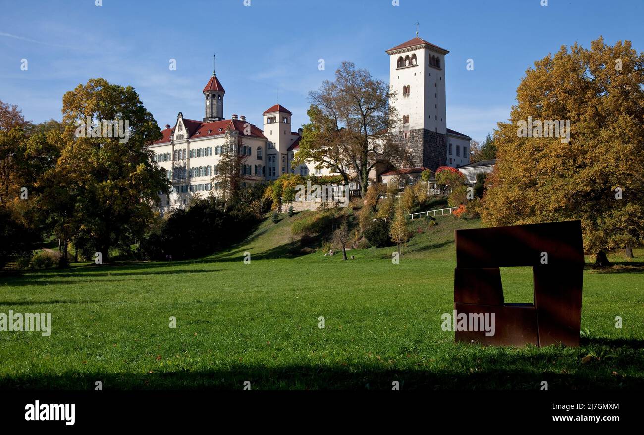 Waldenburg Sachsen Schloß 58362 vom Park aus Richtung Südosten gesehen erbaut 1855-59 Umbau 1909-13 vorn Stahlplastik Banque D'Images