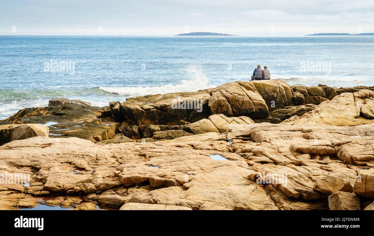 Parc national Acadia, MOI, le 5 octobre 2020 : couple de personnes âgées qui profite d'une belle journée sur la côte atlantique du parc national Acadia Banque D'Images