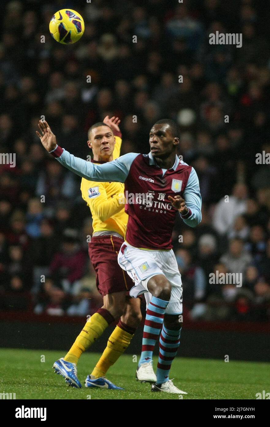 24th novembre 2012 - Barclays Premier League - Aston Villa vs. Arsenal - Christian Benteke d'Aston Villa protège le ballon de Keiron Gibbs d'Arsenal. Photo: Paul Roberts / Pathos. Banque D'Images