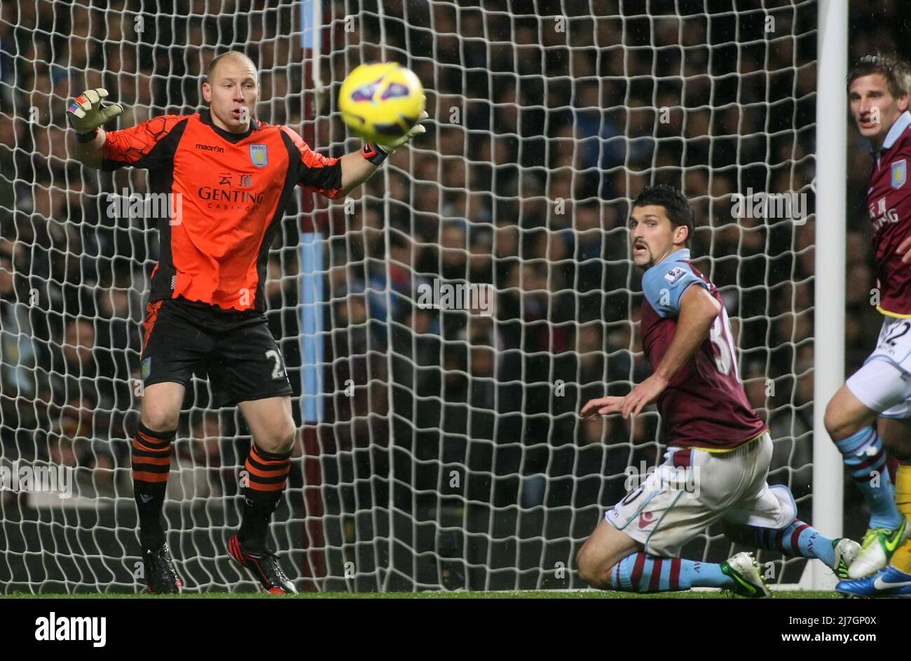 24th novembre 2012 - Barclays Premier League - Aston Villa vs. Arsenal - le gardien de but Brad Guzan (L), Eric Lichaj et Marc Albrighton de Aston Villa regarder comme une chance d'Arsenal tardive va juste large. Photo: Paul Roberts / Pathos. Banque D'Images