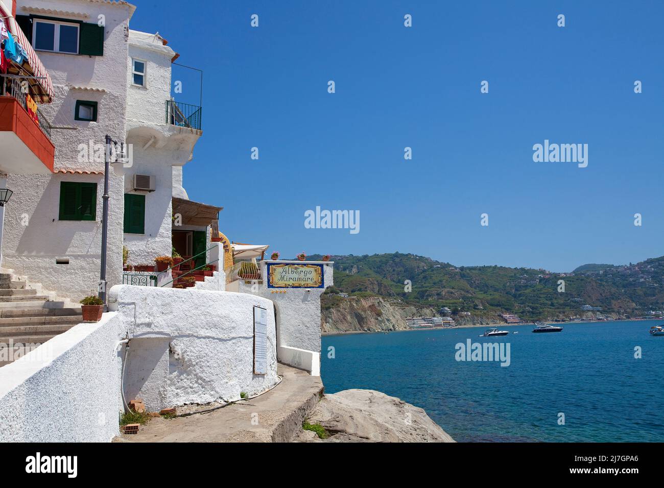 Maisons blanches traditionnelles dans le pittoresque village de pêcheurs Sant' Angelo, l'île d'Ischia, le golfe de Neapel, l'Italie, la mer Méditerranée, Europe Banque D'Images