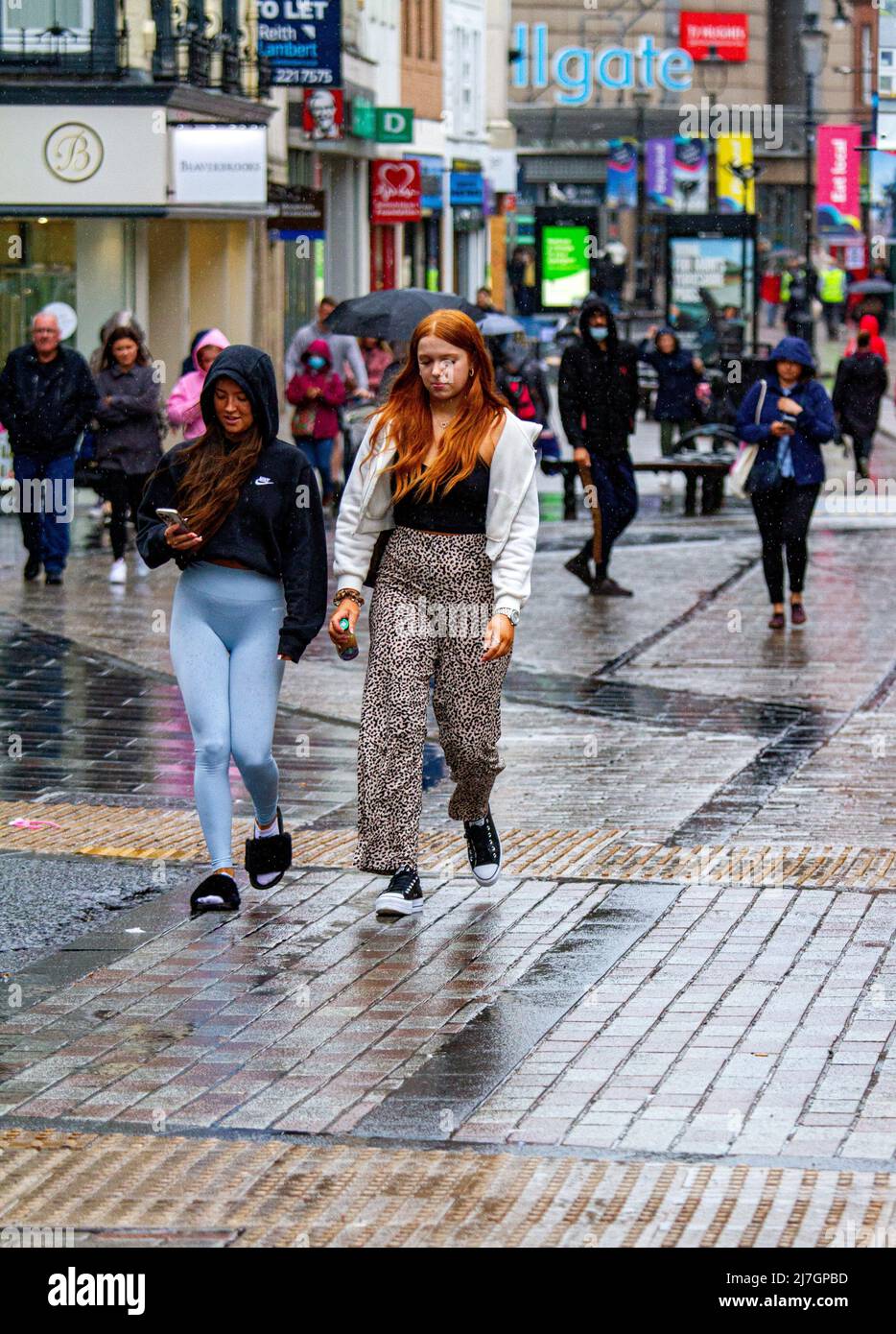 Dundee, Tayside, Écosse, Royaume-Uni. 9th avril 2022. Météo au Royaume-Uni : nuageux et humide avec des épisodes de pluie légère dans le nord-est de l'Écosse, avec des sommets de 14°C. En raison du temps humide de mai et du coût élevé de la vie à Dundee, quelques résidents s'aventurent pour la journée à faire des magasins et à rencontrer dans le centre-ville. Crédit : Dundee Photographics/Alamy Live News Banque D'Images