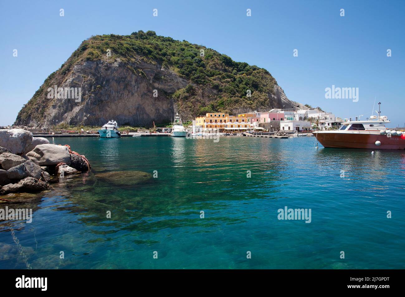 Vue sur le pittoresque Promontorio di Sant'Angelo, l'île d'Ischia, l'Italie, la mer Tyrrhénienne, la mer Méditerranée Banque D'Images