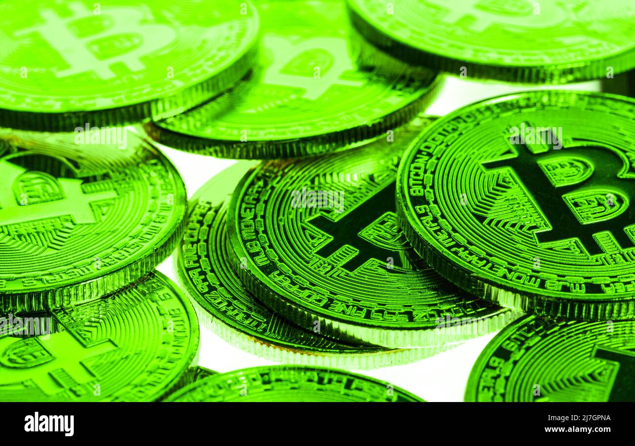 La crypto-monnaie Bitcoin est colorée en vert pour indiquer une hausse des prix marché haussier gros plan plein écran Banque D'Images