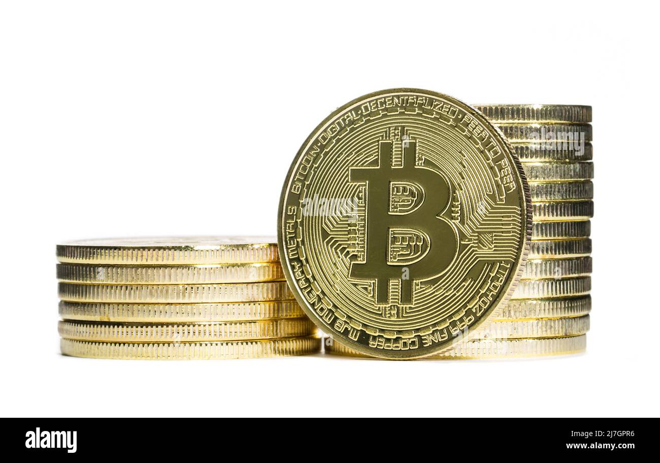 Piles de gros plan de crypto-monnaie Bitcoin et face de pièce unique sur, isolées sur un fond blanc Banque D'Images