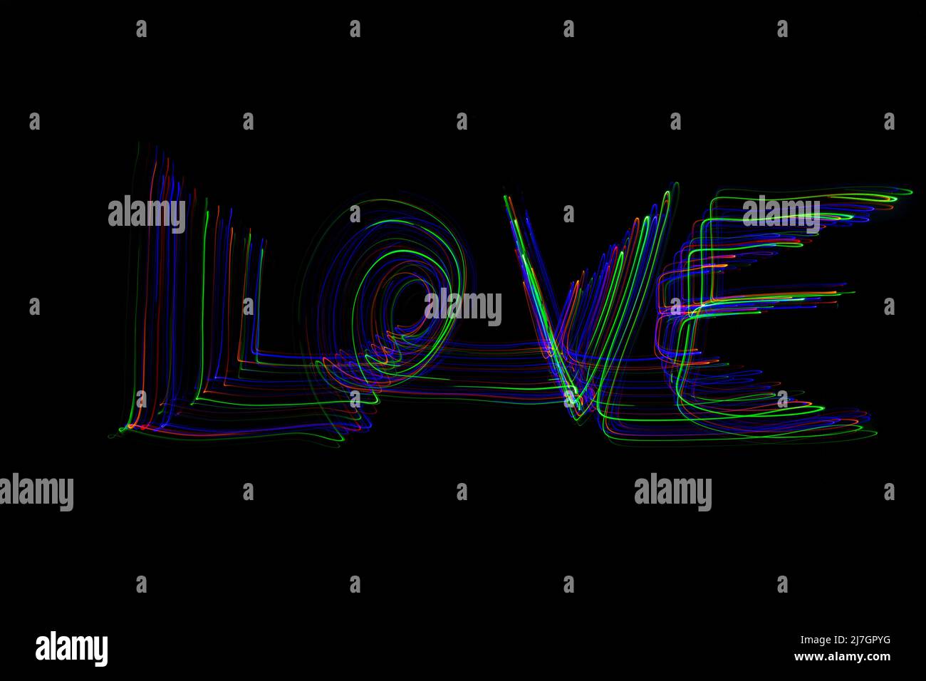 Le mot « Love » écrit dans l'air avec des traces de mouvement colorées au néon sur fond noir Banque D'Images Le mot « Love » écrit dans l'air avec des traces de mouvement colorées au néon sur fond noir Banque D'Images