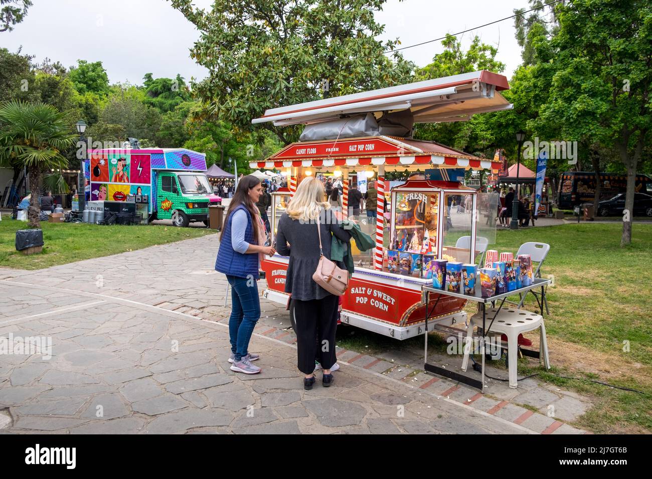 Personnes commandant dans le stand de pop-corn sur le festival des dinosaures à Katerini ville, Grèce Banque D'Images