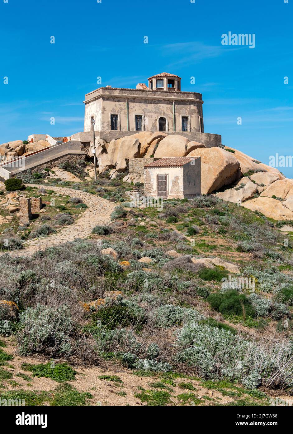 Antico Semaforo - ancien bâtiment du phare de Capo Testa, Sardaigne, Italie Banque D'Images