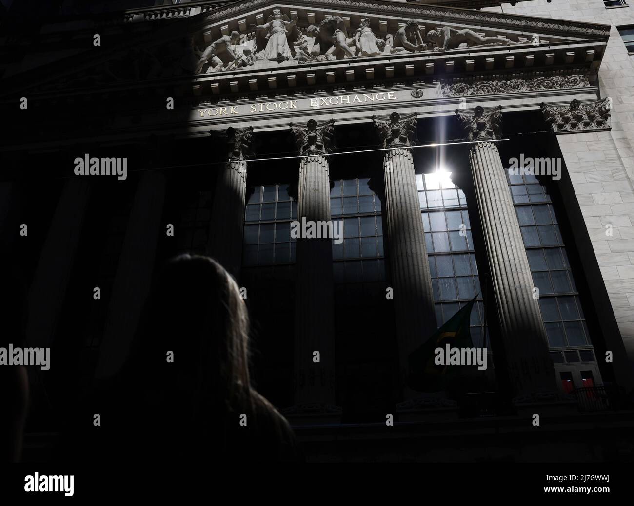 New York, États-Unis. 09th mai 2022. Des piétons se tiennent à l'extérieur près de la NYSE après la cloche d'ouverture à la Bourse de New York sur Wall Street à New York le lundi 9 mai 2022. Le DJIA a chuté de plus de 500 points pour commencer la journée, alors que les ventes de 2022 se poursuivent. Photo de John Angelillo/UPI crédit: UPI/Alay Live News Banque D'Images