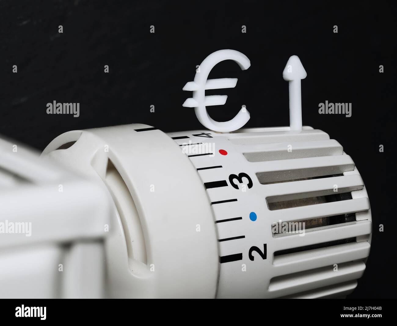un gros plan d'un thermostat de radiateur avec un signe de l'euro et une flèche vers le haut symbolisent la hausse des coûts de chauffage, concept de la hausse des prix de l'énergie à l'avenir Banque D'Images