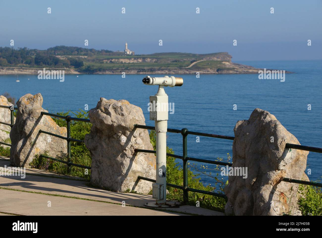 Jumelles à bouton de lecture en métal Tour sur une tige en face de la Magdalena Peninsular vers El Faro Santander Cantabria Spain Spring Banque D'Images