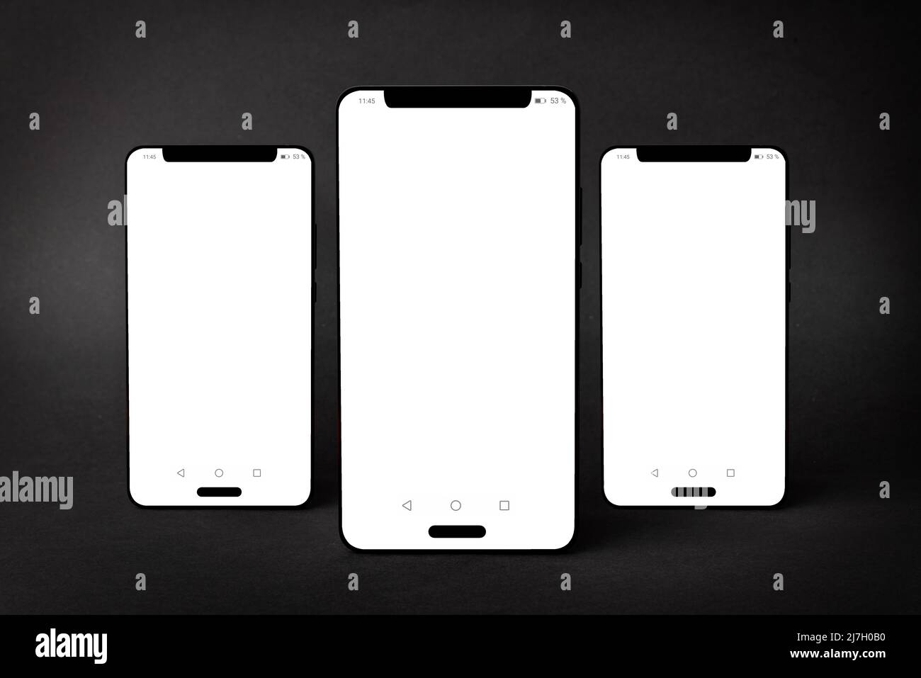 Maquette de trois smartphones isolés sur fond noir texturé avec ombres Banque D'Images