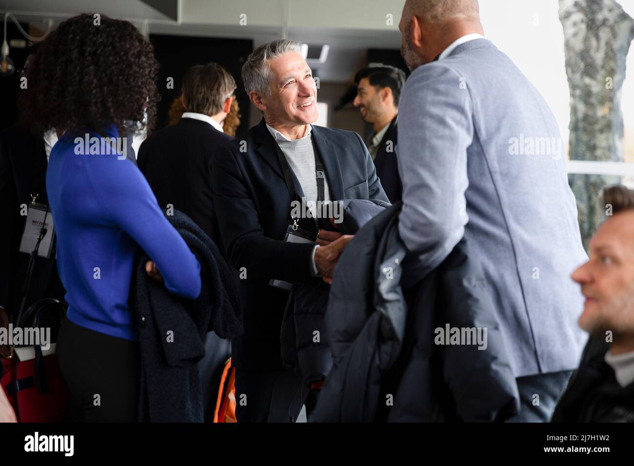 Les hommes d'affaires se saluant lors d'un séminaire au centre de conférence Banque D'Images