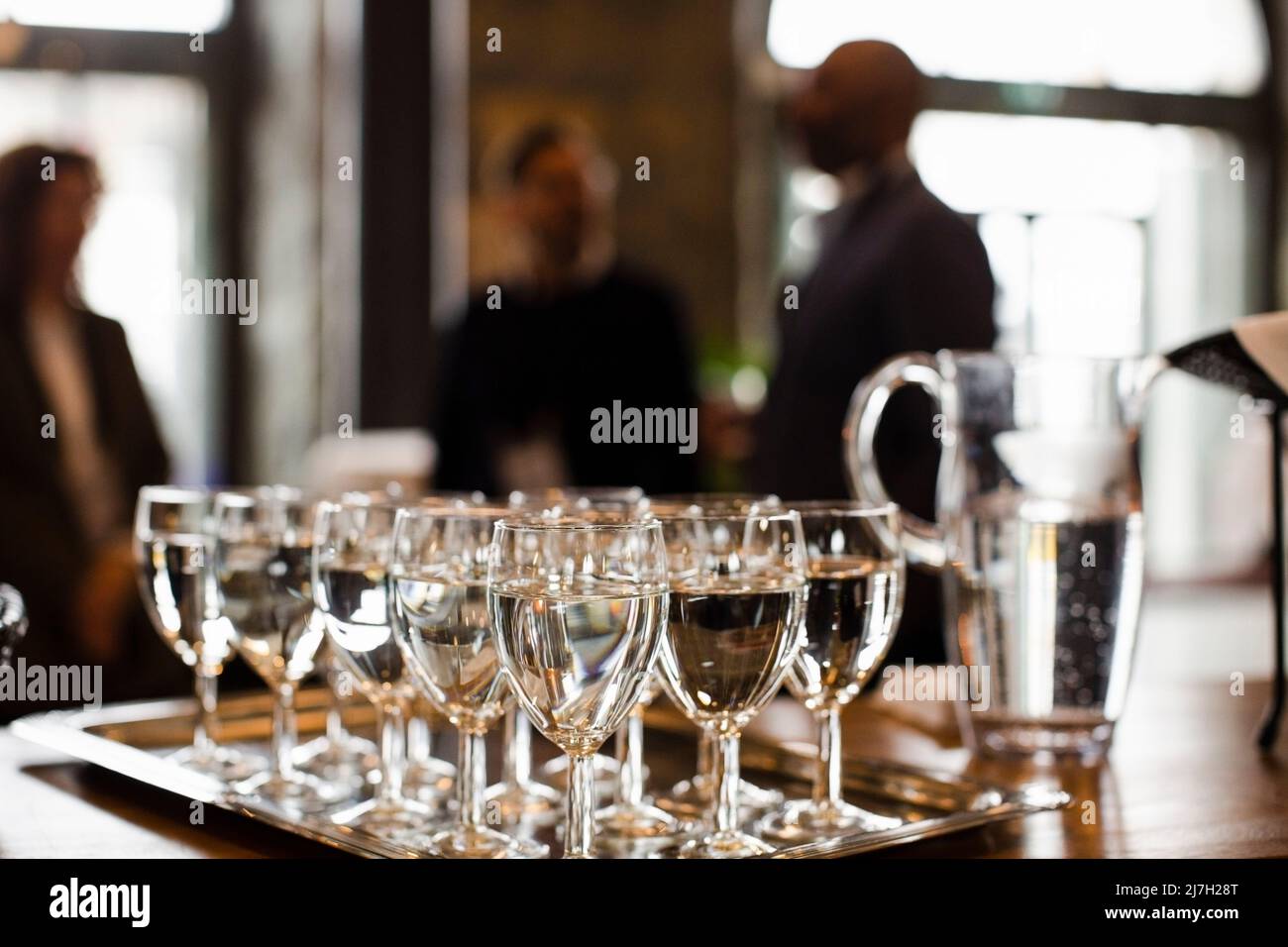 Plateau de verres à vin arrangés avec eau au centre de conférence Banque D'Images