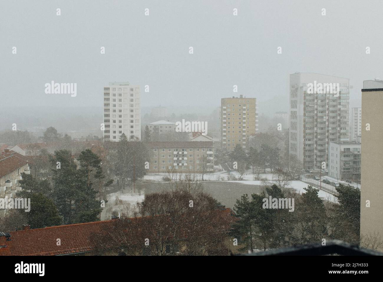 Bâtiments dans la ville contre le ciel en hiver Banque D'Images