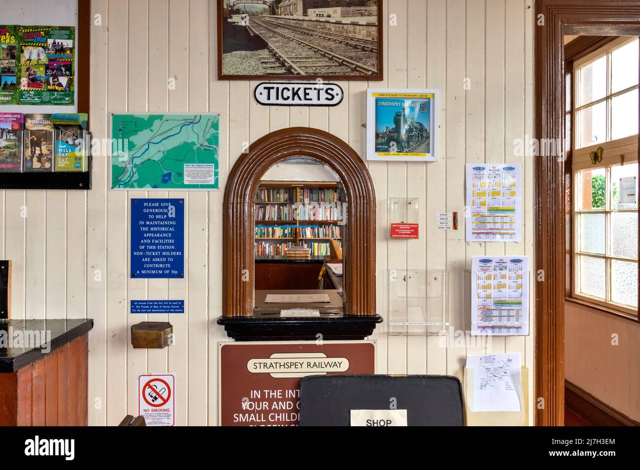 STRATHSPEY RAILWAY BOAT OF GARTEN STATION SCOTLAND LA BILLETTERIE ET LES AVIS D'INFORMATION Banque D'Images