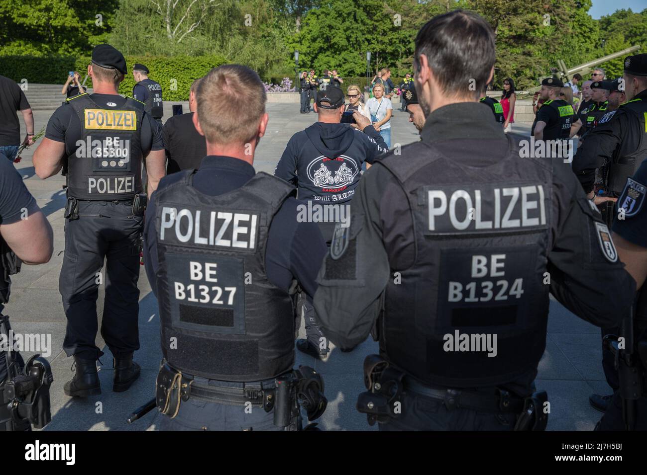 Berlin, Allemagne. 09th mai 2022. Plusieurs motards russes se rencontrent au Mémorial de la guerre soviétique à Berlin le 9 mai 2022 pour déposer des fleurs et commémorer les soldats morts pendant la bataille de Berlin en avril et mai 1945. La police a escorté les motards en petits groupes jusqu'au mémorial. (Photo de Michael Kuenne/PRESSCOV/Sipa USA) crédit: SIPA USA/Alay Live News Banque D'Images