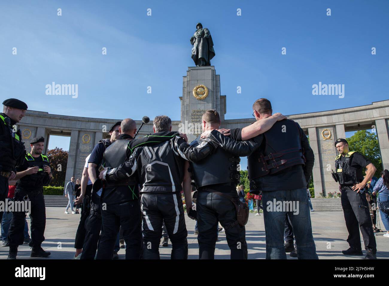 Berlin, Allemagne. 09th mai 2022. Plusieurs motards russes se rencontrent au Mémorial de la guerre soviétique à Berlin le 9 mai 2022 pour déposer des fleurs et commémorer les soldats morts pendant la bataille de Berlin en avril et mai 1945. La police a escorté les motards en petits groupes jusqu'au mémorial. (Photo de Michael Kuenne/PRESSCOV/Sipa USA) crédit: SIPA USA/Alay Live News Banque D'Images