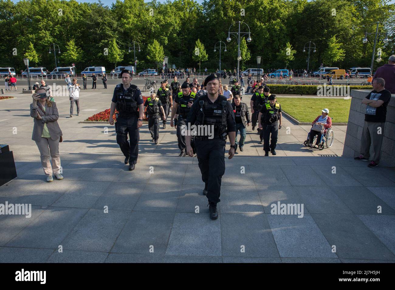 Berlin, Allemagne. 09th mai 2022. Plusieurs motards russes se rencontrent au Mémorial de la guerre soviétique à Berlin le 9 mai 2022 pour déposer des fleurs et commémorer les soldats morts pendant la bataille de Berlin en avril et mai 1945. La police a escorté les motards en petits groupes jusqu'au mémorial. (Photo de Michael Kuenne/PRESSCOV/Sipa USA) crédit: SIPA USA/Alay Live News Banque D'Images