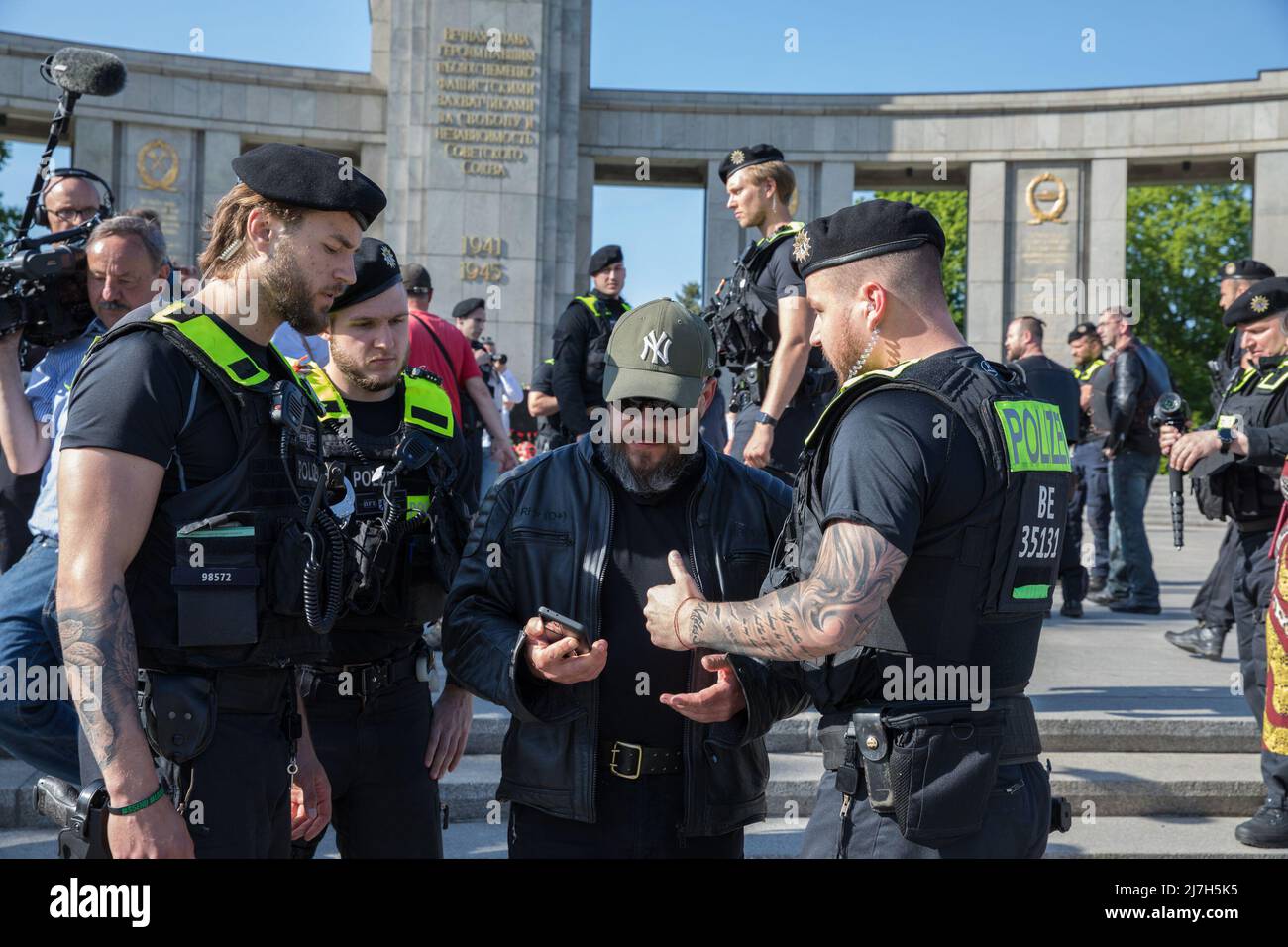 Berlin, Allemagne. 09th mai 2022. Plusieurs motards russes se rencontrent au Mémorial de la guerre soviétique à Berlin le 9 mai 2022 pour déposer des fleurs et commémorer les soldats morts pendant la bataille de Berlin en avril et mai 1945. La police a escorté les motards en petits groupes jusqu'au mémorial. (Photo de Michael Kuenne/PRESSCOV/Sipa USA) crédit: SIPA USA/Alay Live News Banque D'Images