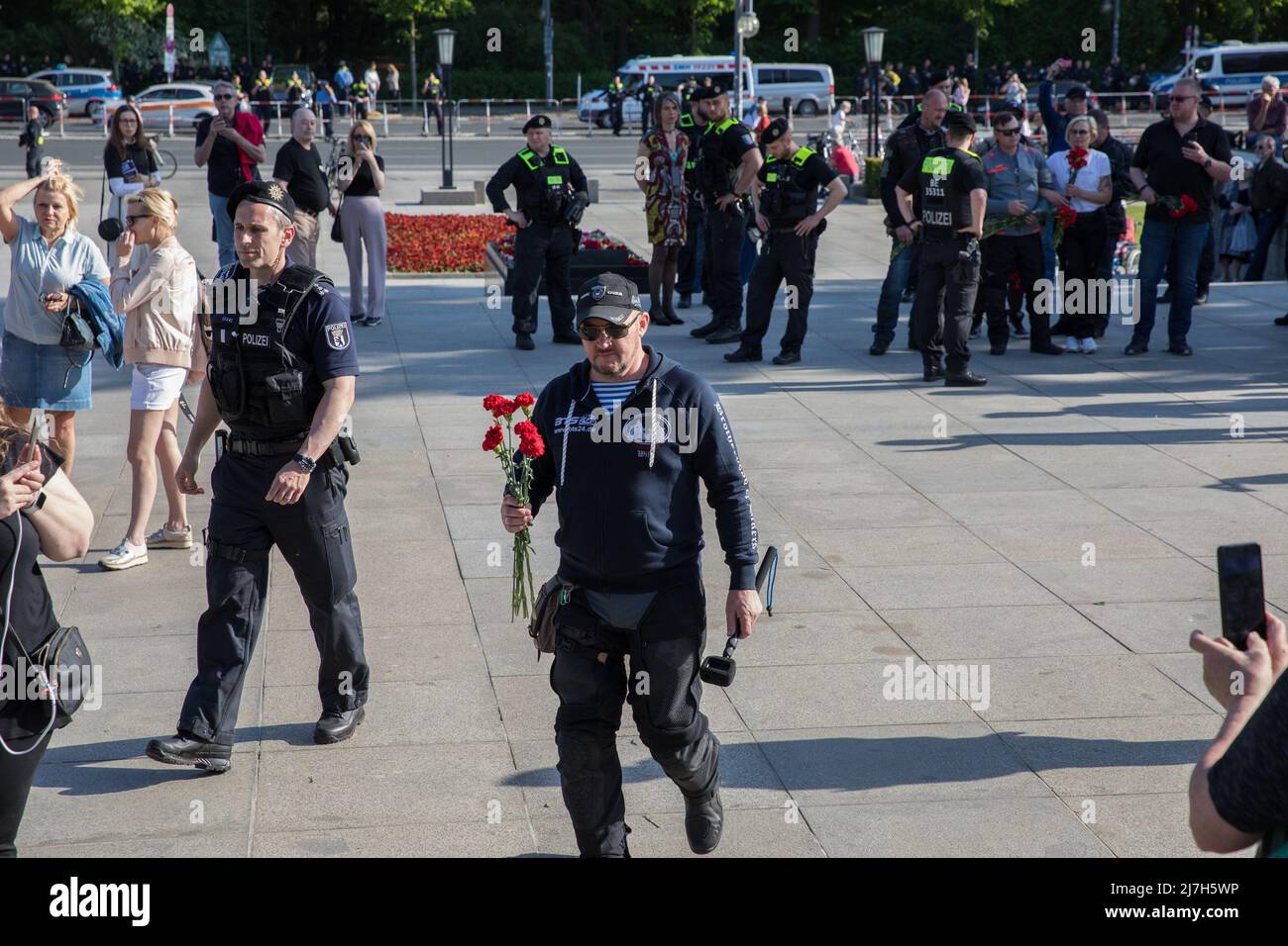 Berlin, Allemagne. 09th mai 2022. Plusieurs motards russes se rencontrent au Mémorial de la guerre soviétique à Berlin le 9 mai 2022 pour déposer des fleurs et commémorer les soldats morts pendant la bataille de Berlin en avril et mai 1945. La police a escorté les motards en petits groupes jusqu'au mémorial. (Photo de Michael Kuenne/PRESSCOV/Sipa USA) crédit: SIPA USA/Alay Live News Banque D'Images