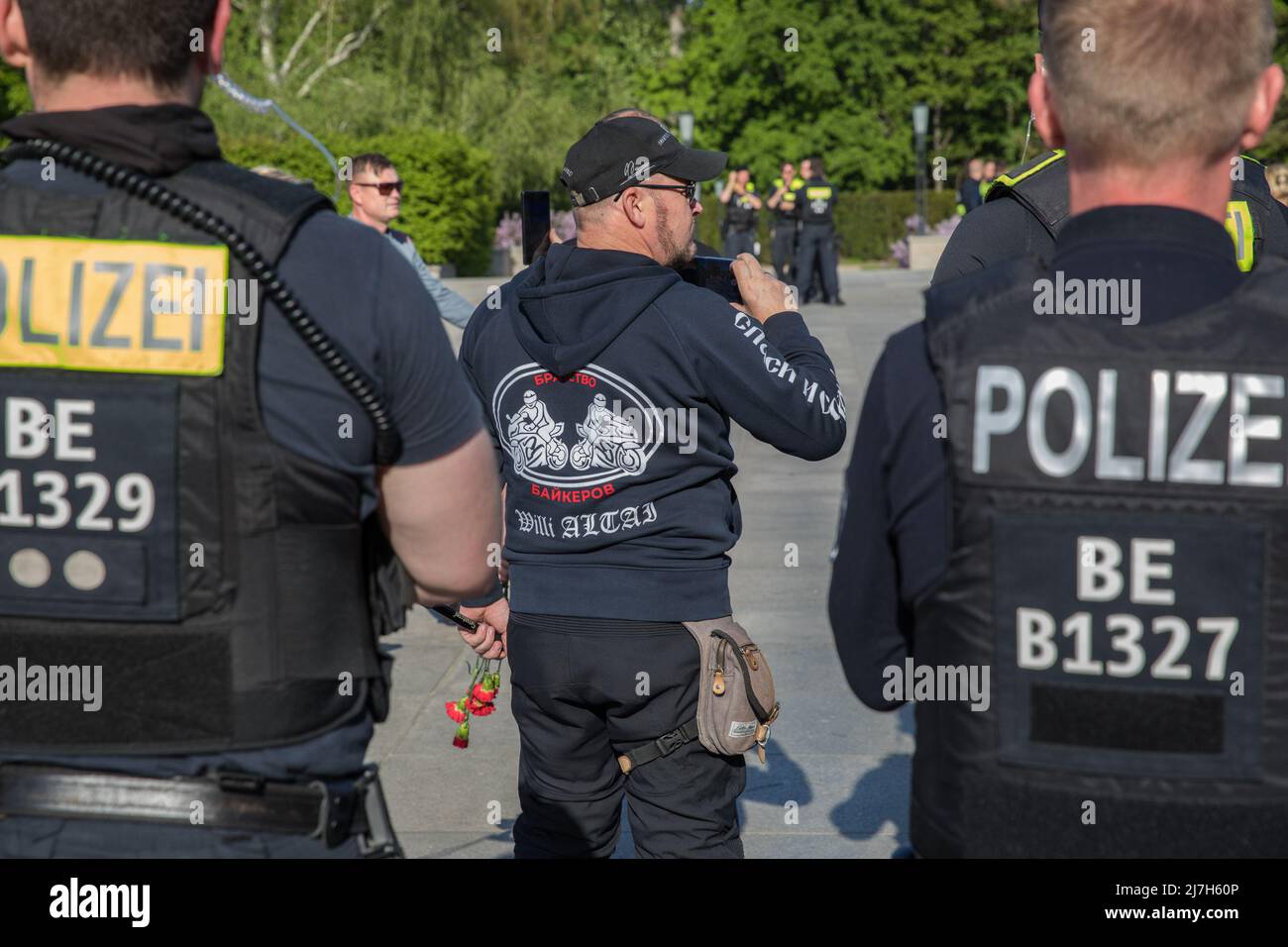 Berlin, Allemagne. 09th mai 2022. Plusieurs motards russes se rencontrent au Mémorial de la guerre soviétique à Berlin le 9 mai 2022 pour déposer des fleurs et commémorer les soldats morts pendant la bataille de Berlin en avril et mai 1945. La police a escorté les motards en petits groupes jusqu'au mémorial. (Photo de Michael Kuenne/PRESSCOV/Sipa USA) crédit: SIPA USA/Alay Live News Banque D'Images