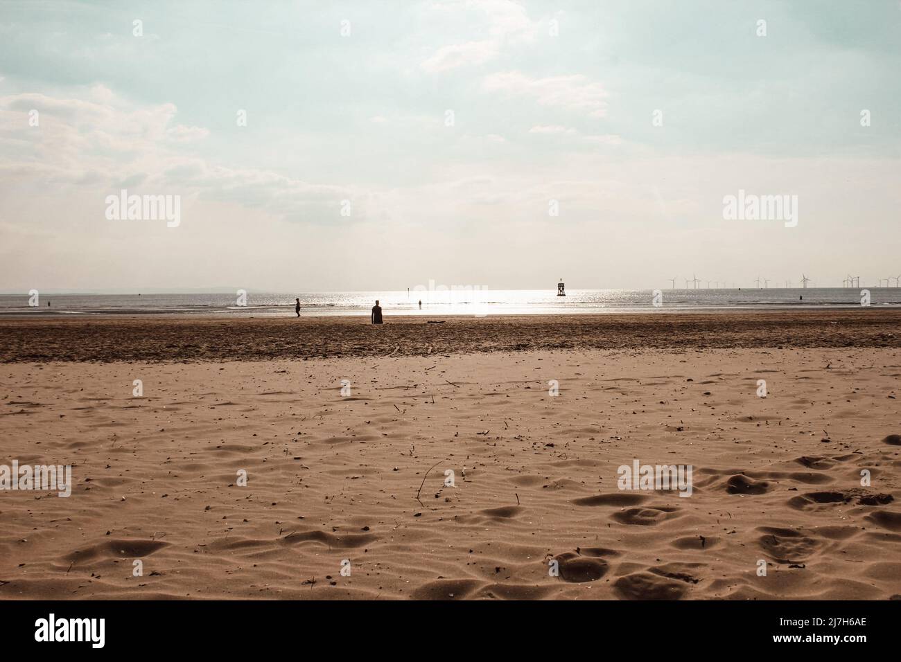 Vue magnifique sur le sable, l'océan et l'horizon à Crosby Beach, Angleterre Banque D'Images