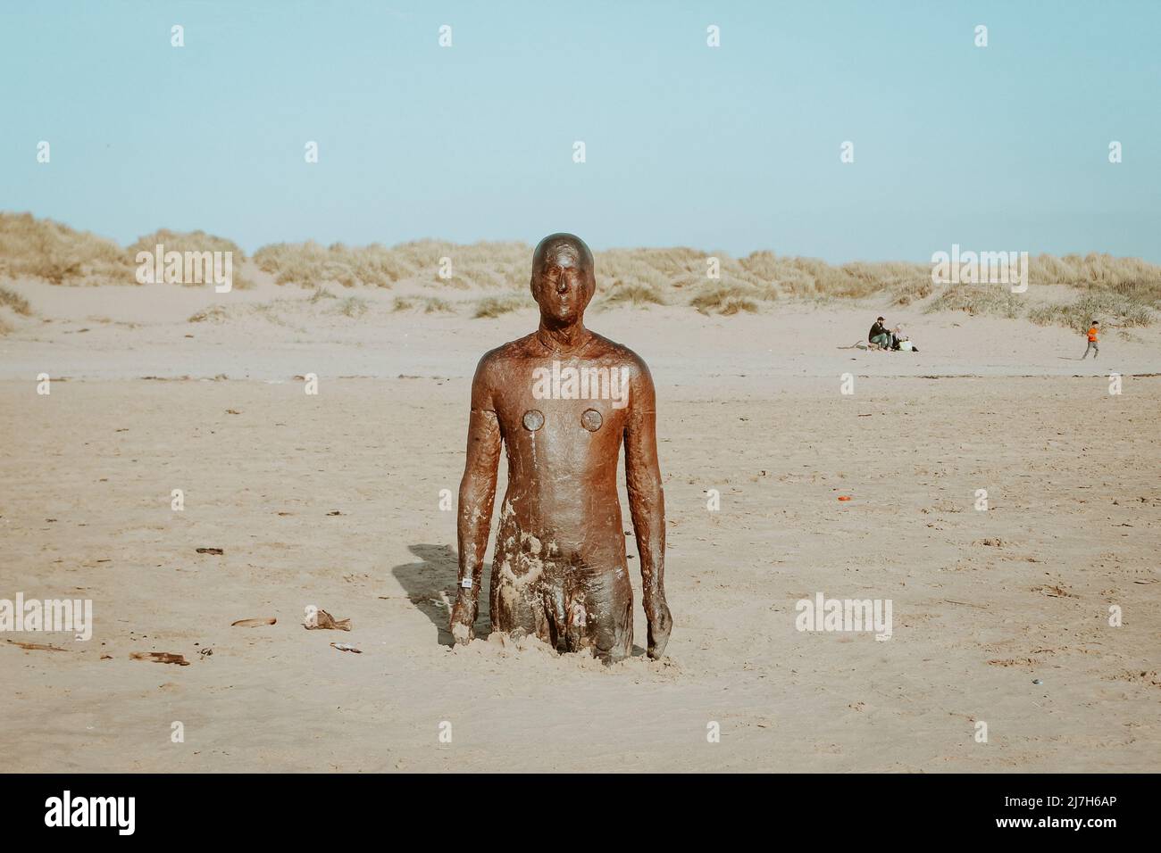 Sculpture en fonte « un autre endroit » d'Antony Gormley dans le sable de Crosby Beach, en Angleterre Banque D'Images