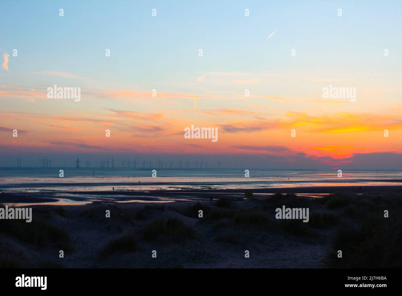 Magnifique coucher de soleil orange et rose à Crosby Beach à Liverpool, en Angleterre Banque D'Images