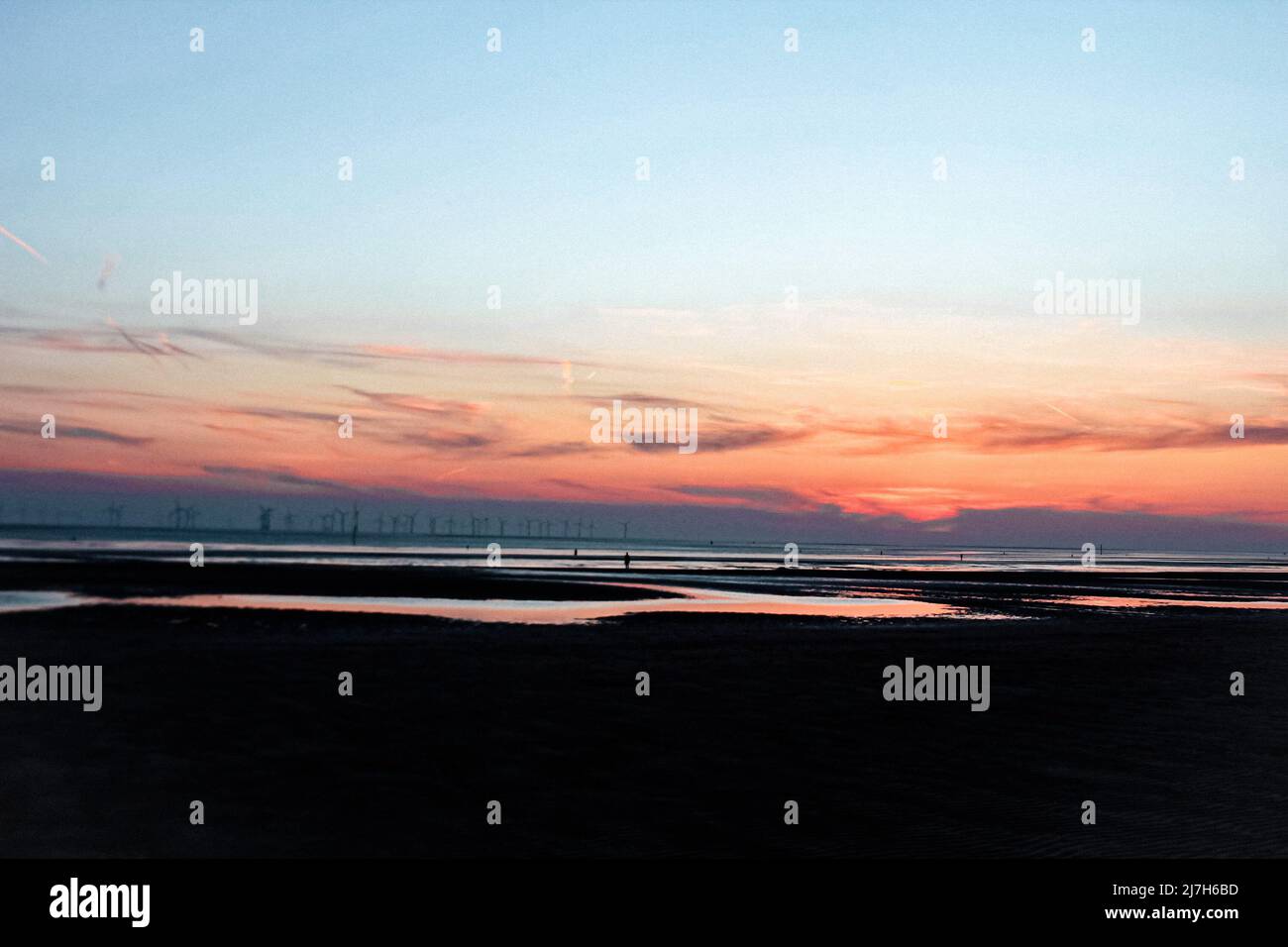 Magnifique coucher de soleil orange et rose à Crosby Beach à Liverpool, en Angleterre Banque D'Images