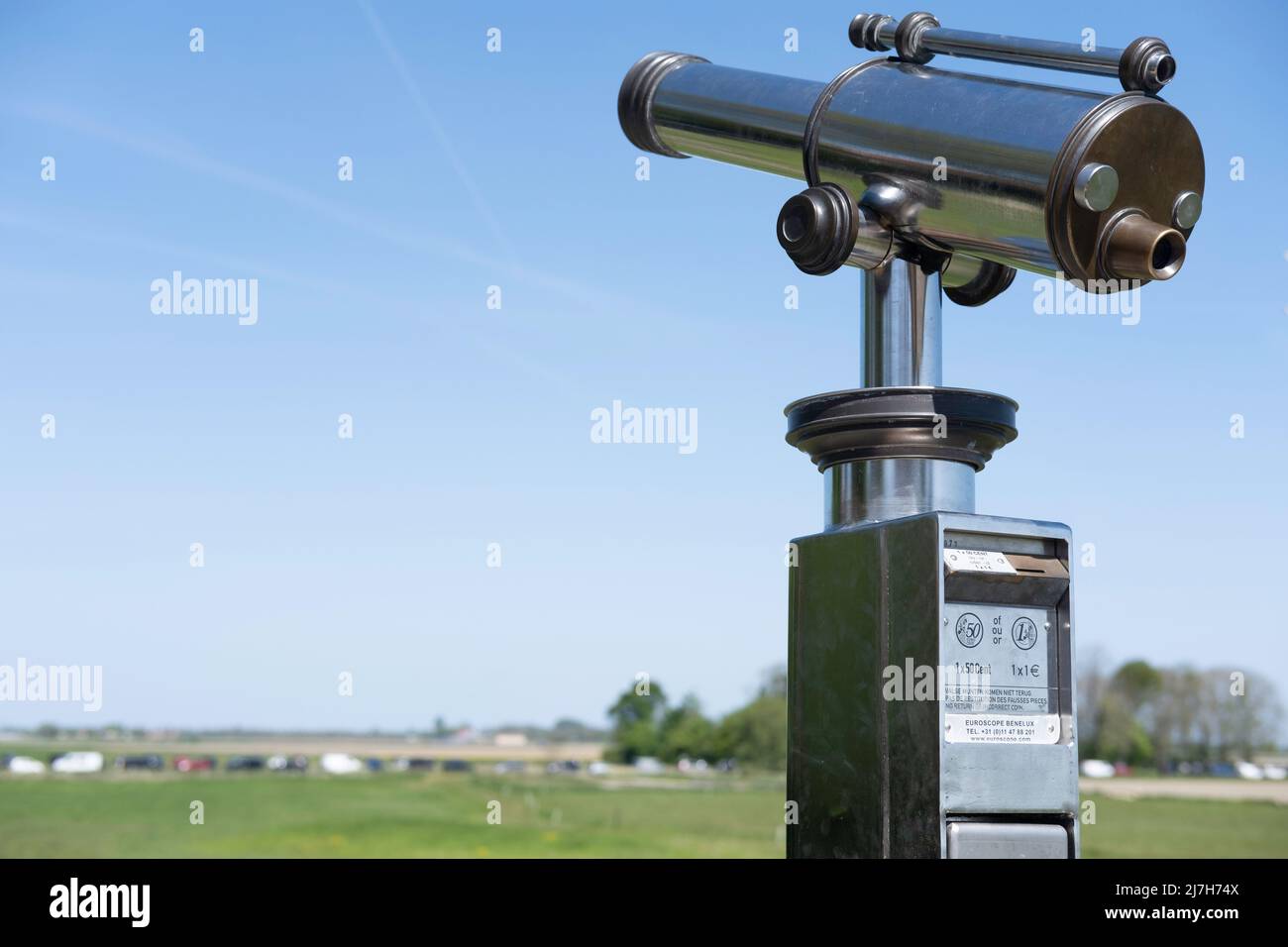 Télescope d'observation monoculaire à prépaiement pour un regard plus rapproché à Schokland, aux pays-Bas. Ciel bleu Banque D'Images