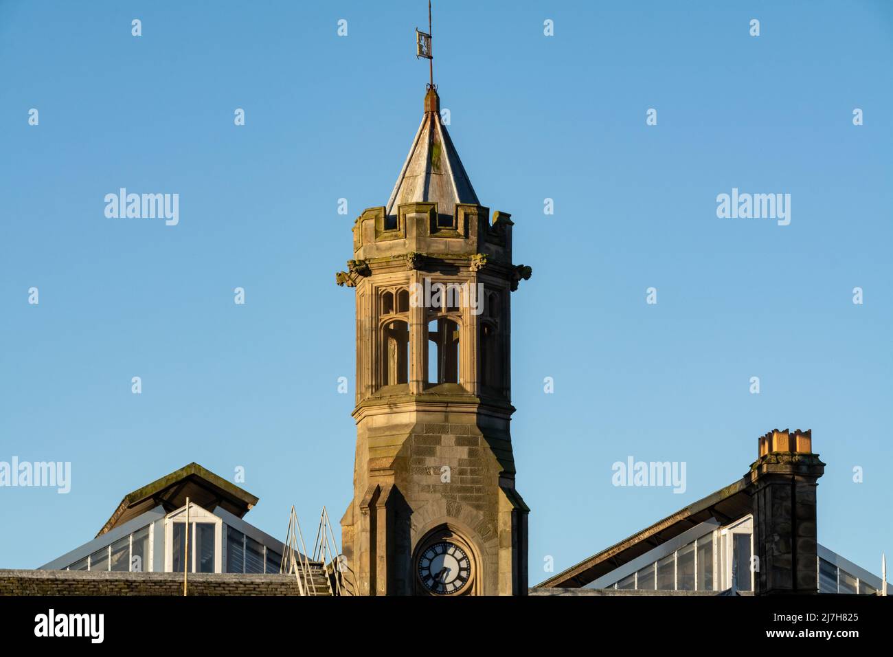 Détail architectural de la tour de l'horloge sur le toit de la gare de Carlisle. Également connu sous le nom de la Citadelle de Carlisle, ce bâtiment est la liste de Grade ll Banque D'Images