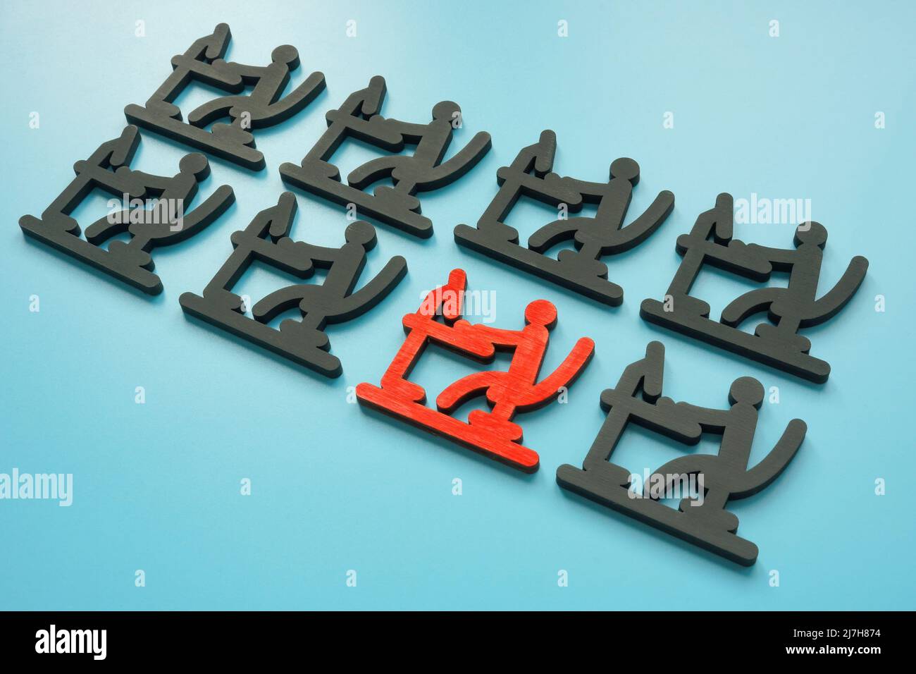 Chiffres des employés de bureau et un rouge. Syndrome d'Imposteur. Banque D'Images