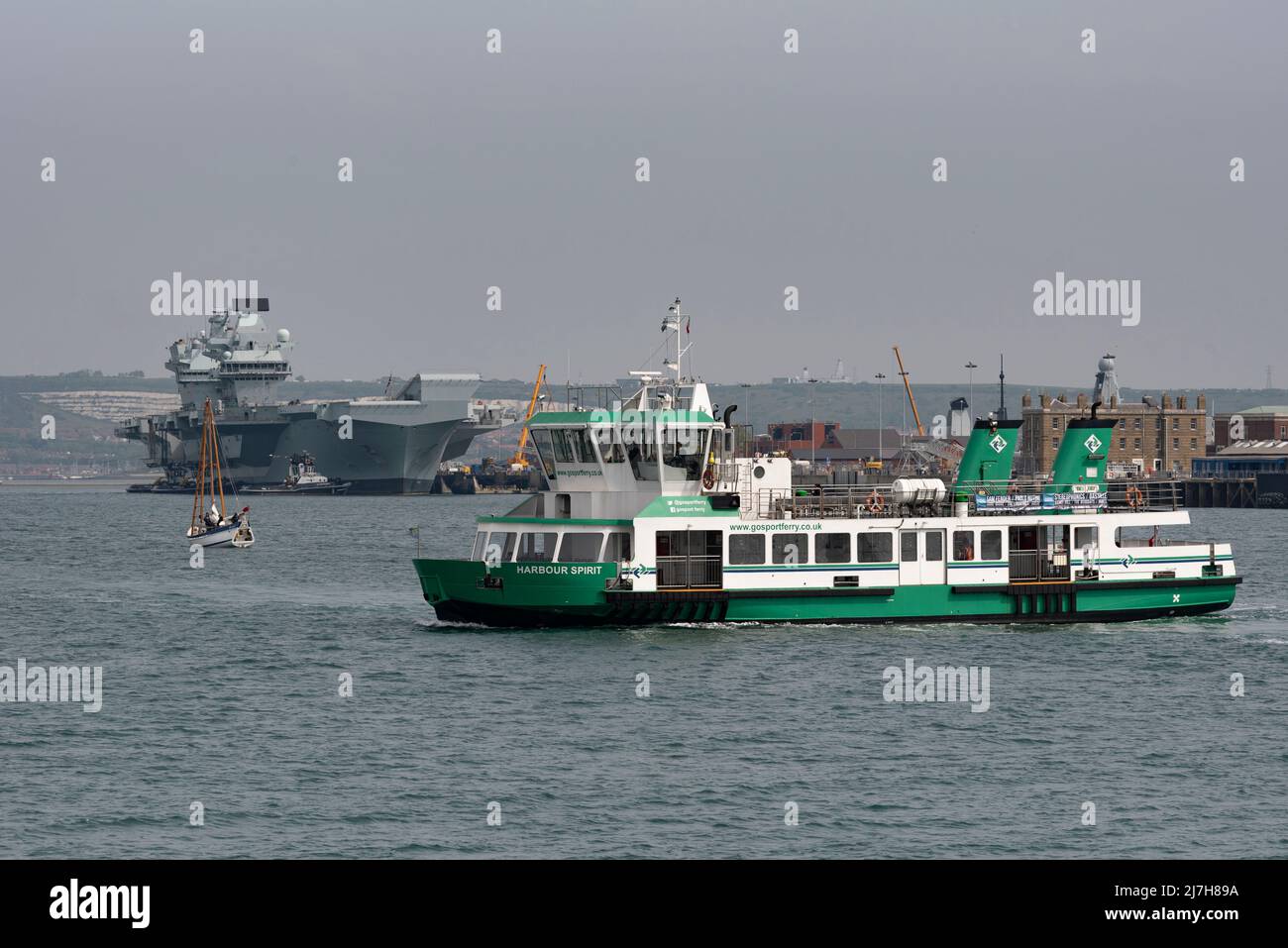 Portsmouth Harbour, Royaume-Uni. 2022. Un ferry de Gosport Harbour Spirit traversant le port de Portsmouth. En arrière-plan HMS Prince de Galles porte-avions Banque D'Images