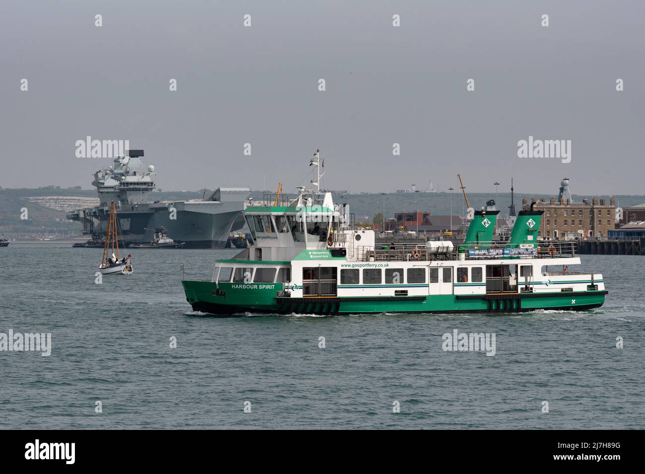 Portsmouth Harbour, Royaume-Uni. 2022. Un ferry de Gosport Harbour Spirit traversant le port de Portsmouth. En arrière-plan HMS Prince de Galles porte-avions Banque D'Images