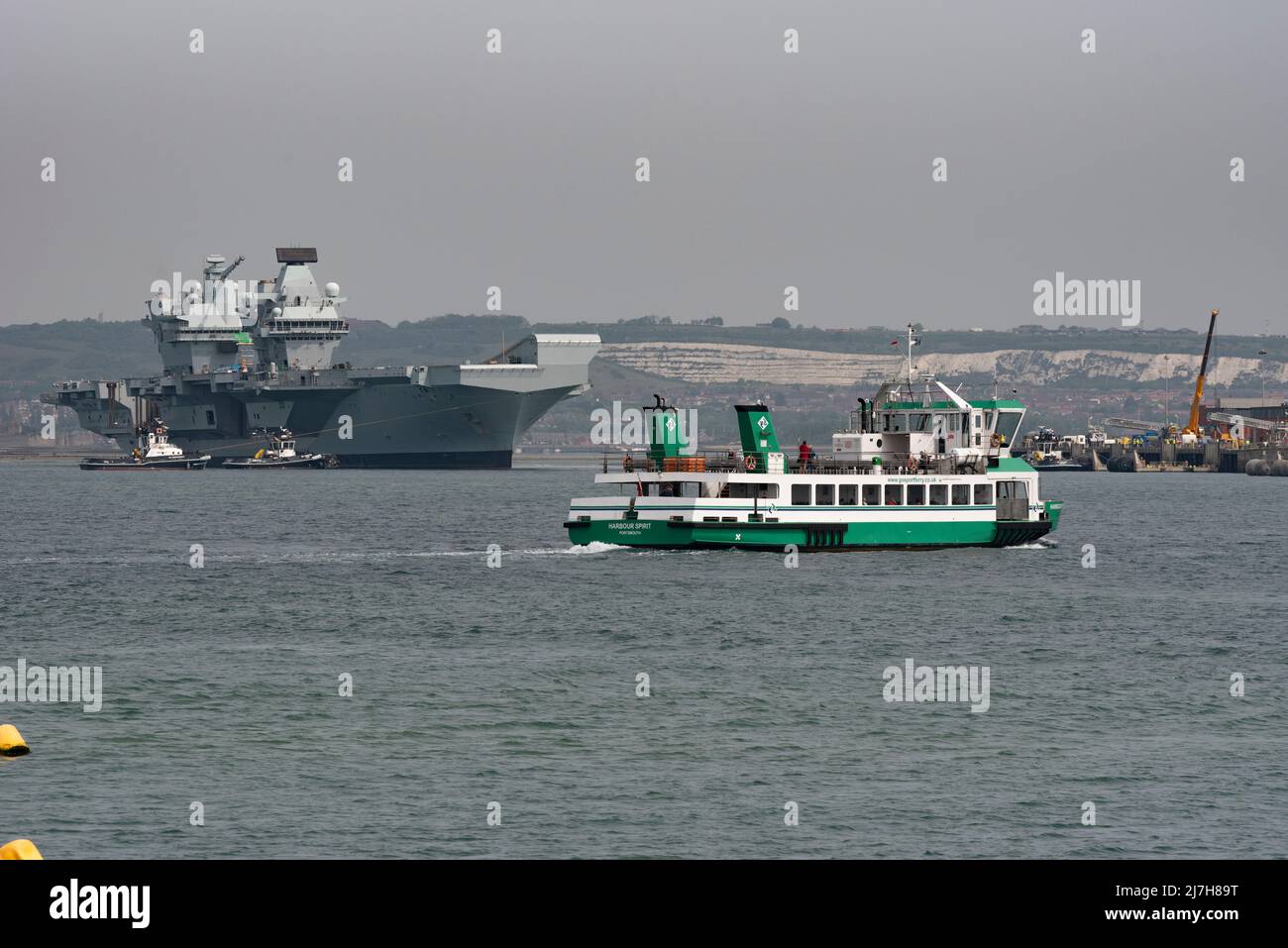 Portsmouth Harbour, Royaume-Uni. 2022. Un ferry de Gosport Harbour Spirit traversant le port de Portsmouth. En arrière-plan HMS Prince de Galles porte-avions Banque D'Images