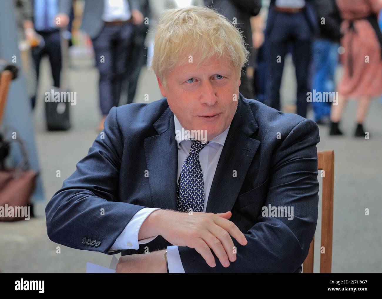 Londres, Royaume-Uni. 9th mai 2022. Boris Johnson discute avec des commerçants et regarde des produits, y compris Tendamil, un bébé suit sur le produit de lait. Le Premier ministre britannique ouvre et assiste au Downing Street Showcase par un discours aux clients et aux commerçants, et une promenade autour des stands. Le « salon de l'industrie du thé et des boissons britanniques, la robotique et l'ingénierie, l'agriculture verticale et d'autres produits liés principalement à l'agriculture et à l'entreprise, sont présentés dans des stands. Credit: Imagetraceur/Alamy Live News Banque D'Images