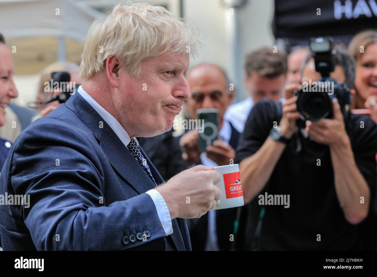 Londres, Royaume-Uni. 9th mai 2022. Boris Johnson apprécie une tasse de thé britannique faite par Tregothnan. Le Premier ministre britannique ouvre et assiste au Downing Street Showcase par un discours aux clients et aux commerçants, et une promenade autour des stands. Le « salon de l'industrie du thé et des boissons britanniques, la robotique et l'ingénierie, l'agriculture verticale et d'autres produits liés principalement à l'agriculture et à l'entreprise, sont présentés dans des stands. Credit: Imagetraceur/Alamy Live News Banque D'Images