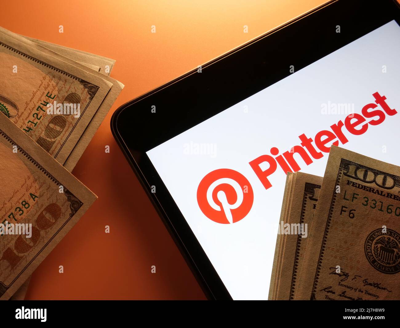 KIEV, UKRAINE - 4 mai 2022 logo Pinterest et argent pour la monétisation. Banque D'Images